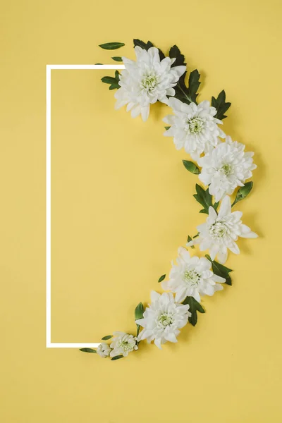 Composizione Floreale Creativa Ghirlanda Fiori Bianchi Sfondo Giallo Con Cornice — Foto Stock