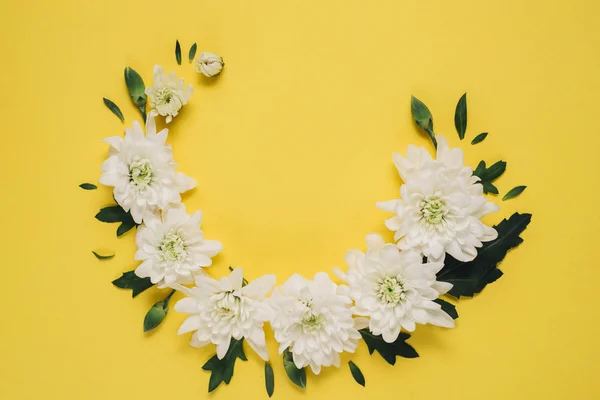 Composizione Floreale Creativa Ghirlanda Fiori Bianchi Sfondo Giallo Festa Della — Foto Stock