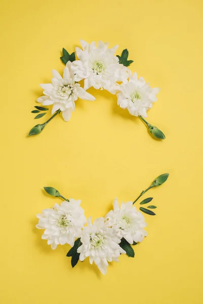 Layout Criativo Feito Flores Brancas Fundo Amarelo Dia Das Mães — Fotografia de Stock