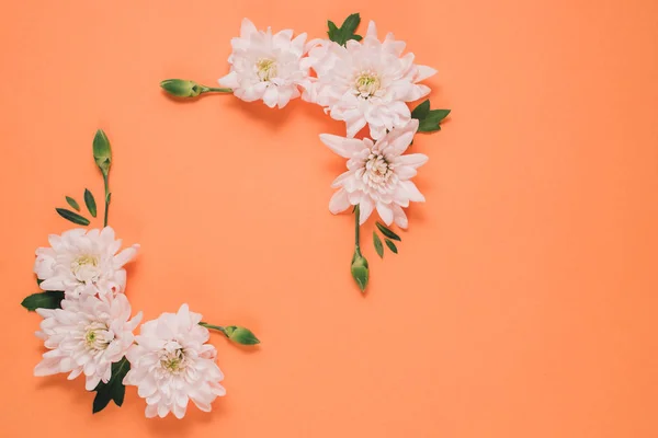 Layout Criativo Feito Flores Brancas Fundo Rosa Dia Das Mães — Fotografia de Stock