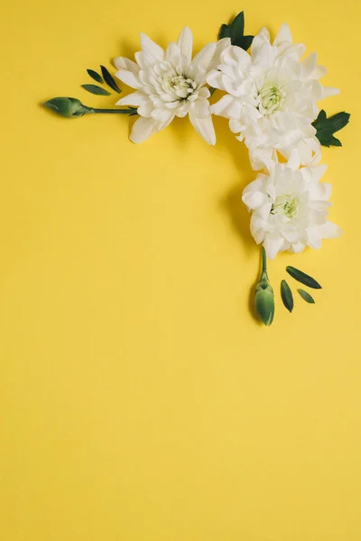 Layout Creativo Fatto Fiori Bianchi Sfondo Giallo Festa Della Mamma — Foto Stock