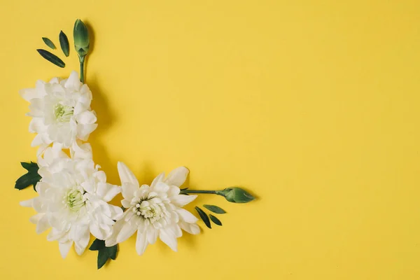 Layout Criativo Feito Flores Brancas Fundo Amarelo Dia Das Mães — Fotografia de Stock