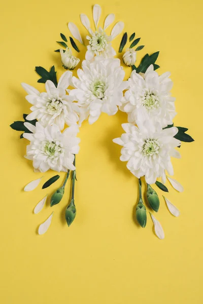 Layout Creativo Fatto Fiori Bianchi Sfondo Giallo Festa Della Mamma — Foto Stock