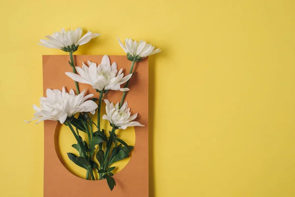 Layout Criativo Feito Flores Brancas Fundo Amarelo Deitado Plano Vista — Fotografia de Stock