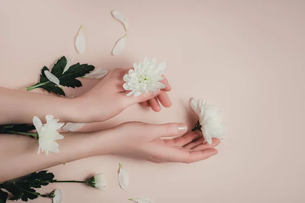Creative Fashion Art Skin Care Hands White Flowers Hands Women — Stock Photo, Image