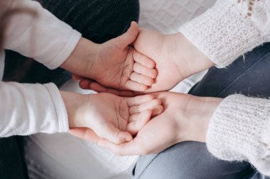 Eller, sevgi dolu bakım anne çocuk psikolojik destek veren, destekleyen yardımcı holding aile veya koruma görünümünü kapat
