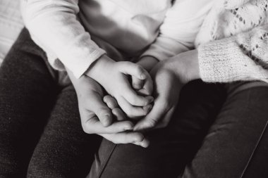 Eller, sevgi dolu bakım anne çocuk psikolojik destek veren, destekleyen yardımcı holding aile veya koruma görünümünü kapat