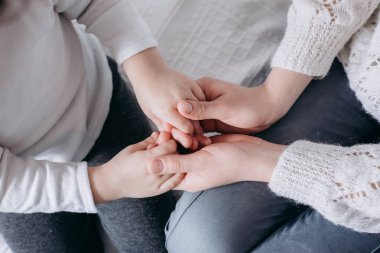 Eller, sevgi dolu bakım anne çocuk psikolojik destek veren, destekleyen yardımcı holding aile veya koruma görünümünü kapat