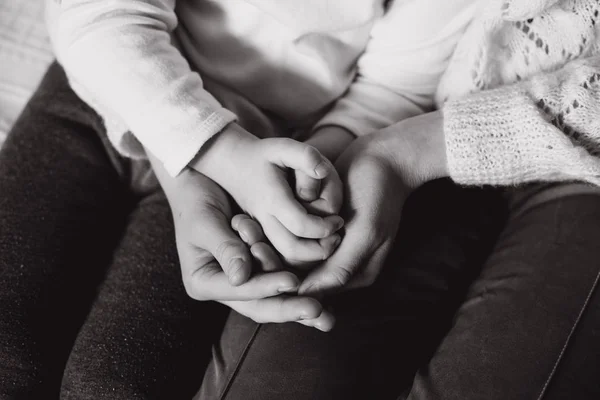 Vista de cerca de la familia cogida de la mano, madre cariñosa que apoya al niño, dando apoyo psicológico, ayuda o protección —  Fotos de Stock