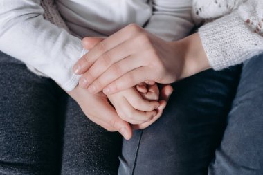 Eller, sevgi dolu bakım anne çocuk psikolojik destek veren, destekleyen yardımcı holding aile veya koruma görünümünü kapat