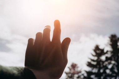 El görünümünü güneşin arka plan üzerine kapatın. El ve umut kavramı ve barış uluslararası günü yardım