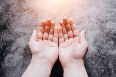 Eller, yardım, koruma ve destek sembolü sunan. El ve umut kavramı ve barış uluslararası günü yardım