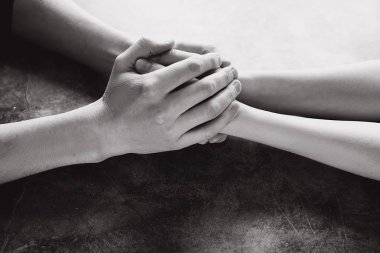 Kendine iyi bak ve yardım için elele çift görünümü kapatın. Yardım ve fikir paylaşımı