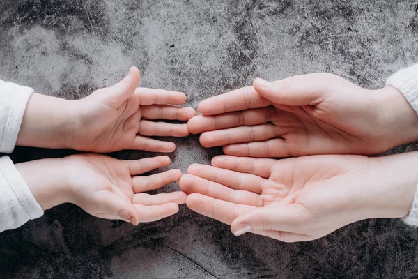 Vista de cerca de la familia cogida de la mano, madre cariñosa que apoya al niño. Ayudar al concepto de mano y esperanza y el día internacional de la paz —  Fotos de Stock