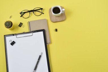 Üst kattaki ofis masasında yatıyordu. Boş şarjörlü çalışma alanı 