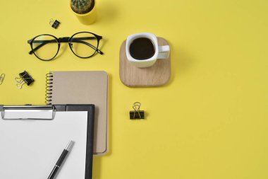 Üst kattaki ofis masasında yatıyordu. Boş şarjörlü çalışma alanı 