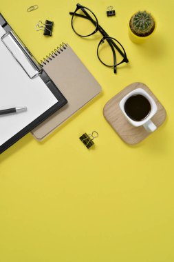 Üst kattaki ofis masasında yatıyordu. Boş şarjörlü çalışma alanı 