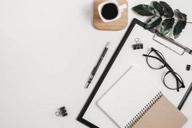 Ev ofis çalışma alanı mockup boş klibi kurulu, office suppl ile