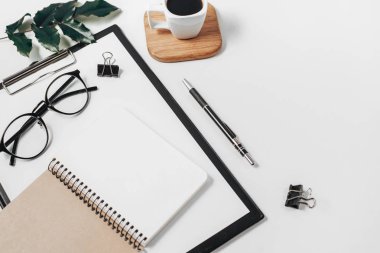 Ev ofis çalışma alanı mockup boş klibi kurulu, office suppl ile