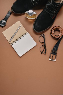 Babalar günü mockup kalem, parfüm, kemer, Ayakkabı, not defteri ve kahverengi zemin üzerine gözlük ile. Şık erkek giyim ve aksesuarları kümesi. Düz yatıyordu, en iyi görünüm, kopya alanı