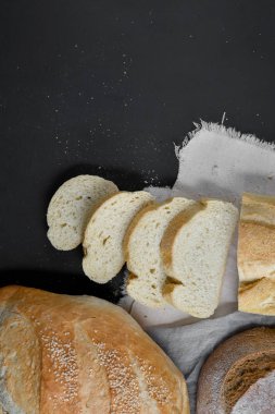 Fırın ekmek üreticileri - altın rustik huysuz somun ekmek Siyah Kara tahta arka plan üzerinde. Düz yatıyordu, en iyi görünüm, metniniz için kopya alanı