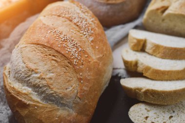 Fırın ekmek üreticileri - altın rustik huysuz somun ekmek Siyah Kara tahta arka plan üzerinde. Düz yatıyordu, en iyi görünüm, metniniz için kopya alanı