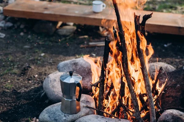 Horizontal outdoor image of white cup and coffee maker near to bonfire. Concept adventure active vacations outdoor. Summer camp — Stock Photo, Image