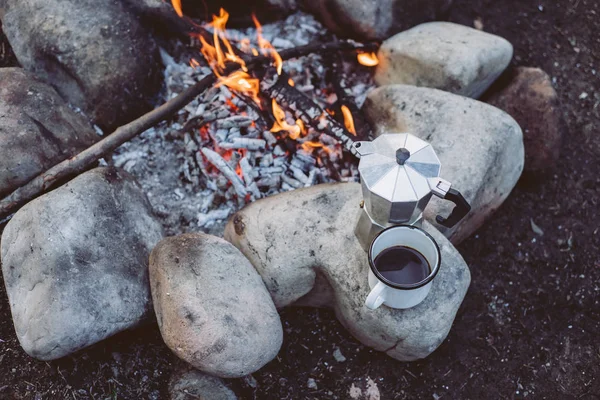 Οριζόντια εξωτερική εικόνα του Κυπέλλου ζεστού καφέ και καφέ κοντά στη φωτιά. Concept περιπέτεια ενεργές διακοπές υπαίθρια. Καλοκαιρινή κατασκήνωση — Φωτογραφία Αρχείου