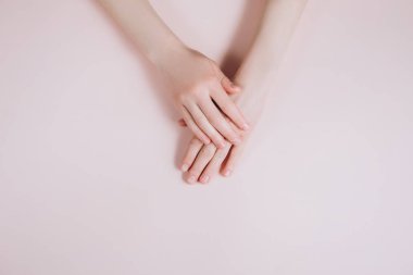 Bej arka planda kopya alanı ile güzel kadın Hands. Güzellik kozmetik araştırma ve geliştirme kavramı. Üst görünüm