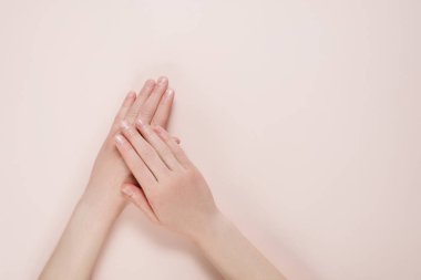 Bej arka planda kopya alanı ile güzel kadın Hands. Güzellik kozmetik araştırma ve geliştirme kavramı. Üst görünüm