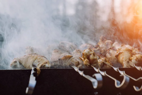 Preparación barbacoa parrilla con carne de pollo al aire libre en verano. Cocinar comida en la naturaleza —  Fotos de Stock