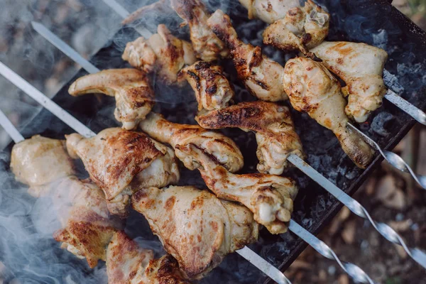 Primer plano foto de la preparación barbacoa parrilla con carne de pollo al aire libre en el tiempo de verano. Cocinar comida en la naturaleza —  Fotos de Stock