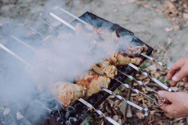 Photo rapprochée du barbecue avec de la viande de poulet en plein air en été. Homme cuisinant des aliments dans la nature. Concept aventure vacances actives en plein air — Photo