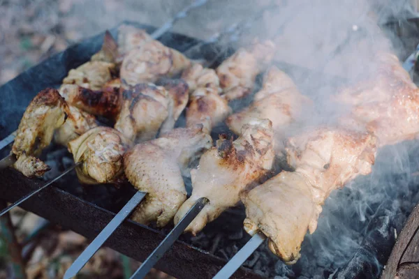 Primer plano foto de la preparación barbacoa parrilla con carne de pollo al aire libre en el tiempo de verano. Cocinar comida en la naturaleza —  Fotos de Stock