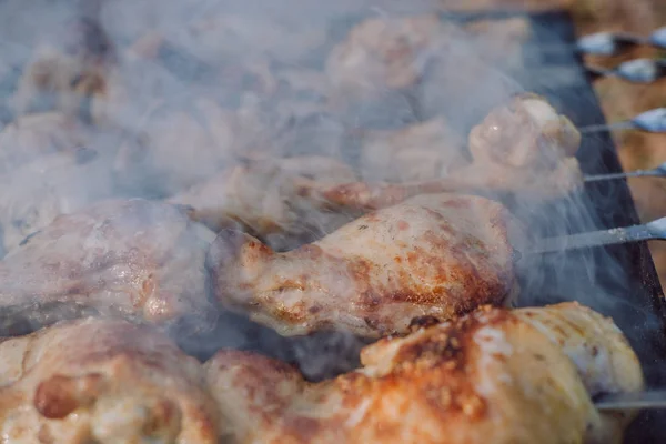 Primer plano foto de la preparación barbacoa parrilla con carne de pollo al aire libre en el tiempo de verano. Cocinar comida en la naturaleza —  Fotos de Stock