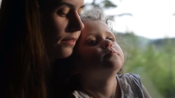 Amante Única Mãe Abraços Bonito Filha Perto Janela Sentir Conexão — Vídeo de Stock