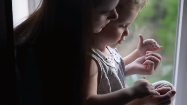 Mutlu Anne Çocuk Kızı Pencerenin Yanında Evde Eğlenmek Oynarken Genç — Stok video