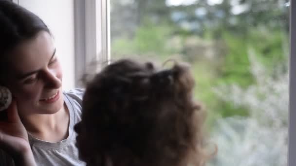 Młoda Mamusia Córeczka Słuchają Bawią Się Muszelkami Domu Przy Oknie — Wideo stockowe
