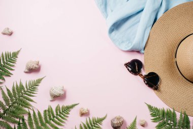 Bluz, şapka, güneş gözlüğü, eğrelti otu, pembe arka plan üzerinde deniz kabuğu ile Kadınsı yaz moda kompozisyon. Düz yatıyordu, üst görünüm minimalist giysi kolaj. Seyahat tatil konsepti. Yaz arka planı.