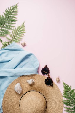Bluz, şapka, güneş gözlüğü, eğrelti otu, pembe arka plan üzerinde deniz kabuğu ile Kadınsı yaz moda kompozisyon. Düz yatıyordu, üst görünüm minimalist giysi kolaj. Seyahat tatil konsepti. Yaz arka planı.