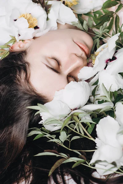 Beyaz ve mor çiçeklerile güzel bir esmer kız Portresi. Güzel esmer genç kız çiçeklerzevk. Kapak fikir ruh hali