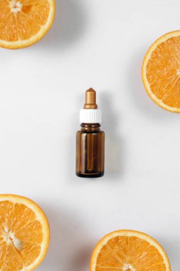 Narenciye uçucu yağ, beyaz arka plan üzerinde taze sulu portakal meyve ile c vitamini serum. Cilt için yüksek doz c vitamini sentetik. Düz döşeme, üst görünüm, kopyalama alanı