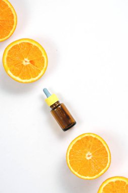 Narenciye uçucu yağ, beyaz arka plan üzerinde taze sulu portakal meyve ile c vitamini serum. Cilt için yüksek doz c vitamini sentetik. Düz döşeme, üst görünüm, kopyalama alanı
