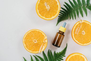 Narenciye uçucu yağ, c vitamini serum, güzellik bakım aroma terapi. Bitkisel Malzemeler Tonlama ile Organik Spa Kozmetik. Cilt için yüksek doz c vitamini sentetik. Düz döşeme, üst görünüm, kopyalama alanı