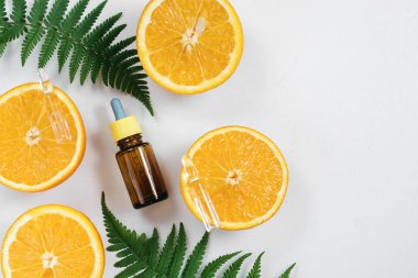 Narenciye uçucu yağ, c vitamini serum, güzellik bakım aroma terapi. Bitkisel Malzemeler Tonlama ile Organik Spa Kozmetik. Cilt için yüksek doz c vitamini sentetik. Düz döşeme, üst görünüm, kopyalama alanı