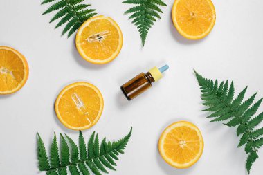 Narenciye uçucu yağ, c vitamini serum, güzellik bakım aroma terapi. Bitkisel Malzemeler Tonlama ile Organik Spa Kozmetik. Cilt için yüksek doz c vitamini sentetik. Düz döşeme, üst görünüm, kopyalama alanı