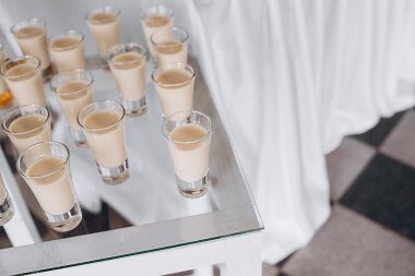 Soğuk egzotik alkollü içecekler, kokteyller ile festival masası. Parti ve tatil kutlama konsepti