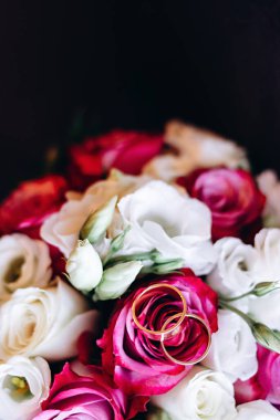 Beyaz ve pembe çiçekler gül ve yüzük güzel ve şık bir düğün buketi yakın çekim görüntü. Üst görünüm, kopyalama alanı