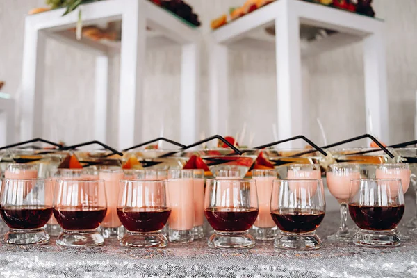 Slavnostní stůl se studeným exotickým nápoji, koktejly a plody. Oslava nebo jiná akce — Stock fotografie