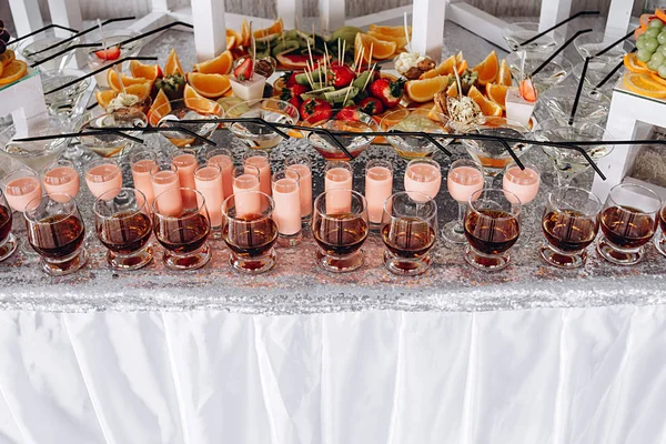 Mesa festiva com bebidas alcoólicas exóticas frias, coquetéis e frutas. Festa e festa celebração conceito — Fotografia de Stock